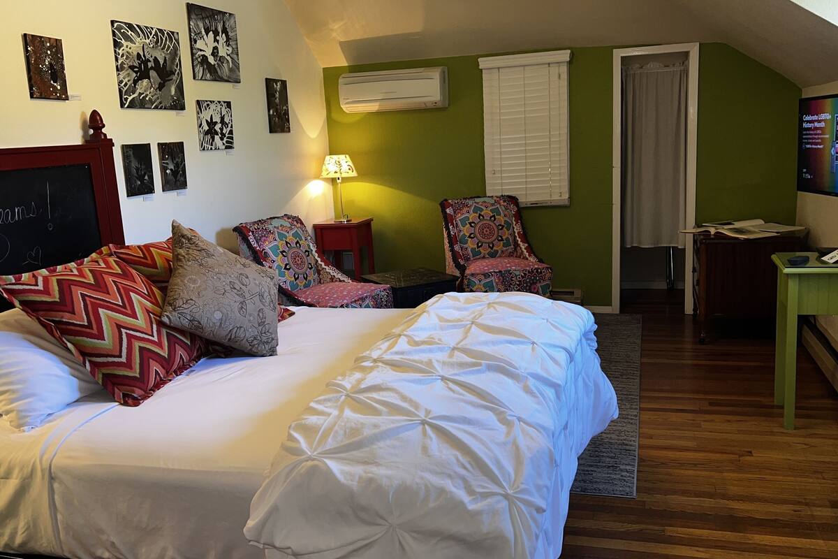 Camera Comfort, 1 letto queen | Biancheria da letto di alta qualità, copriletto in piuma, una scrivania