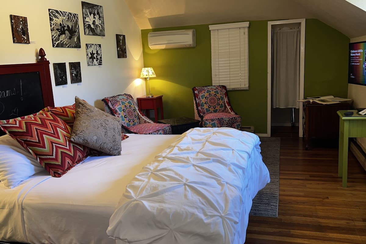 Comfort Room, 1 Queen Bed | 2 bedrooms, premium bedding, down duvets, individually decorated