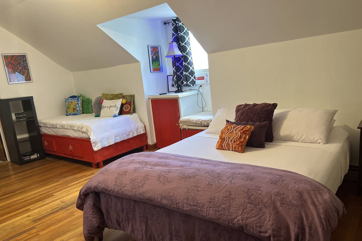 Camera Design, 1 letto queen | Biancheria da letto di alta qualità, copriletto in piuma, una scrivania