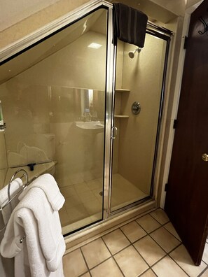 Comfort kamer, 1 queensize bed | Badkamer | Een douche, gratis toiletartikelen, een haardroger, handdoeken