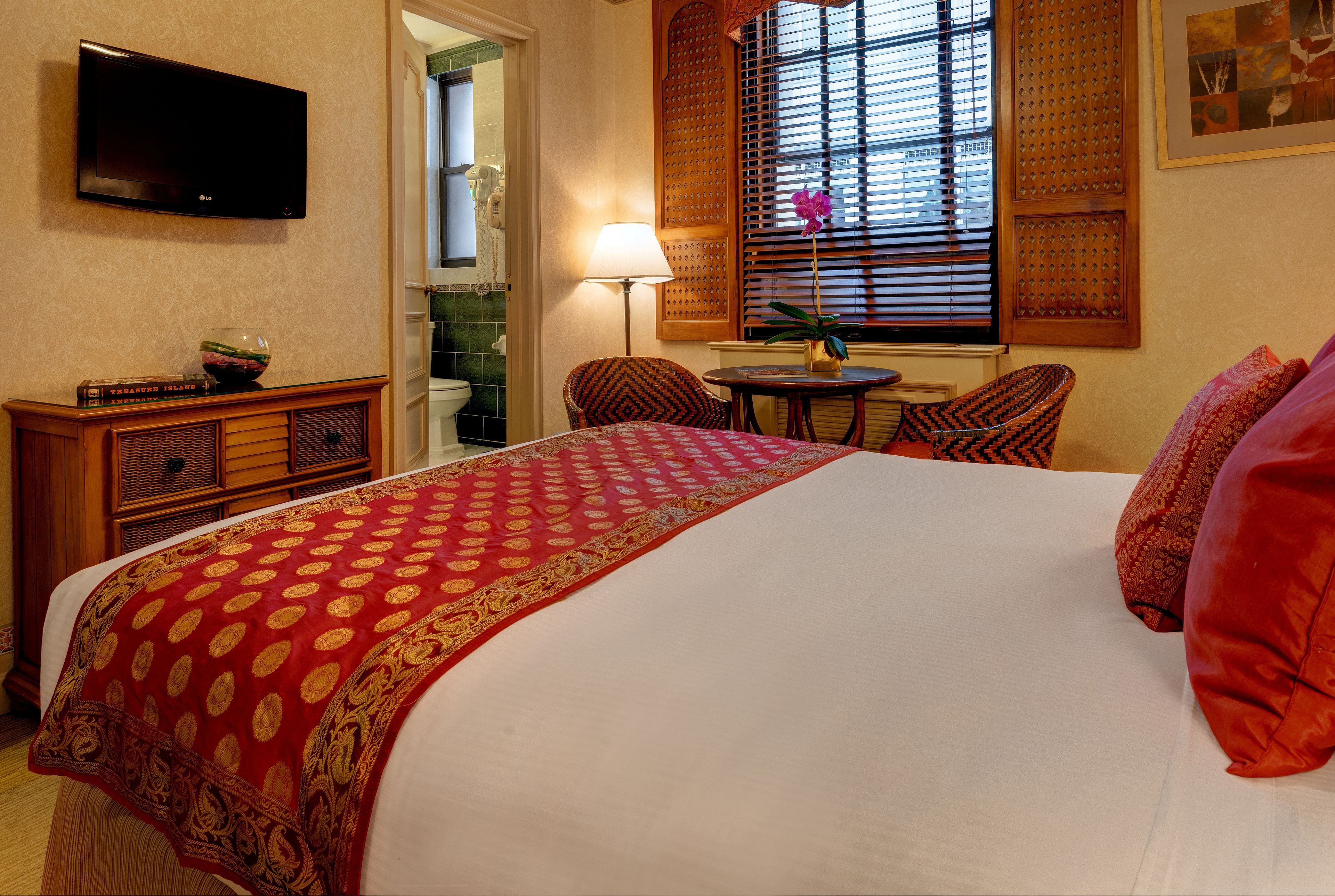 petite queen bedroom | egyptian cotton sheets, premium bedding, down duvets, pillow-top beds