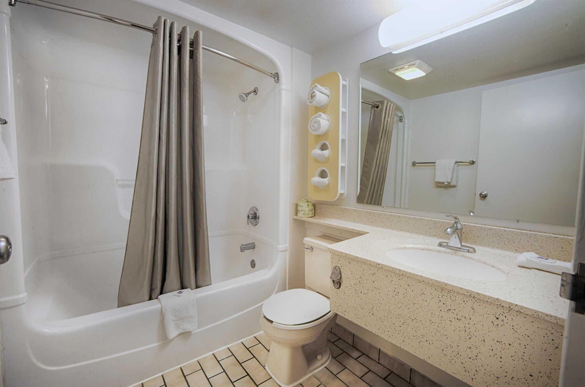 Combined shower/bathtub, towels