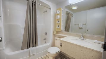 Combined shower/bathtub, towels