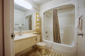 Combined shower/bathtub, towels