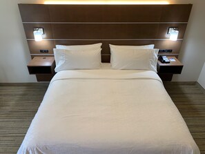 スタンダード ルーム キングベッド 1 台 | 低刺激性寝具、セーフティボックス (室内)、デスク、ノートパソコン用作業スペース