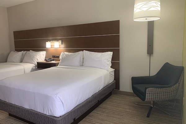Standard Room | Hypo-allergenic bedding available, in-room safe, desk, laptop workspace