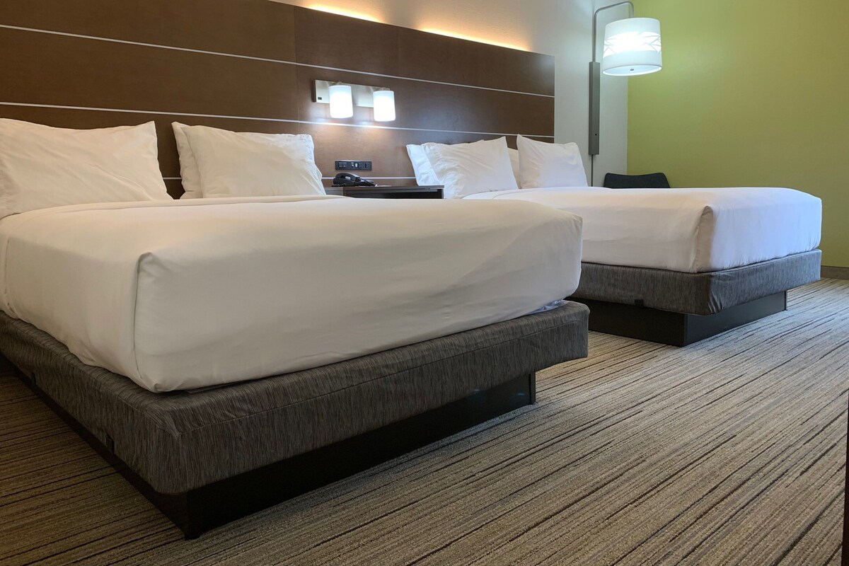 Hypo-allergenic bedding, in-room safe, desk, laptop workspace