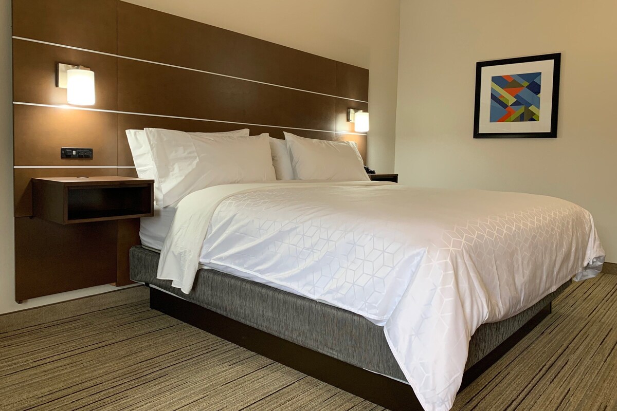Standard Room, 1 King Bed | Hypo-allergenic bedding, in-room safe, desk, laptop workspace