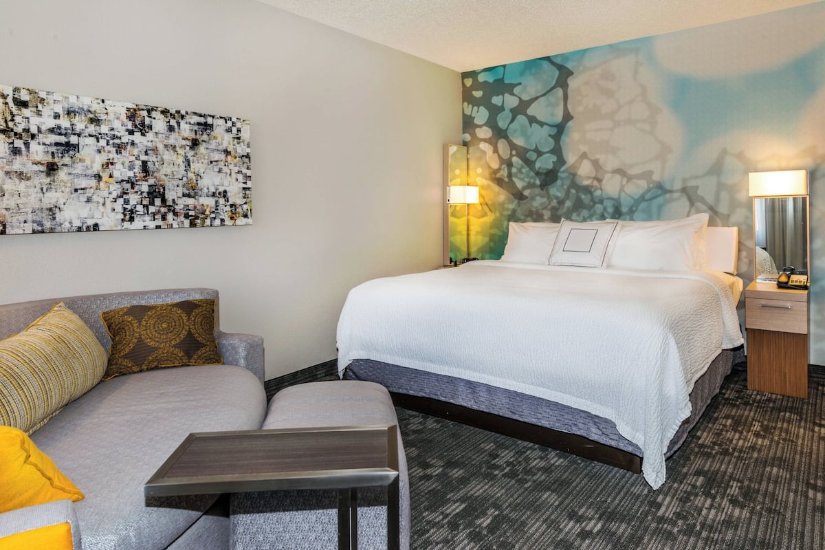 Desk, iron/ironing board, free WiFi, bed sheets