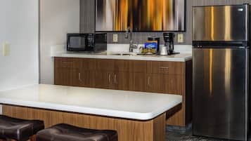 Suite, 2 Double Beds | Bar (on property)