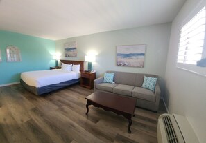 Standard Room, 1 King Bed, Pet Friendly | Escritorio, cortinas blackout y tabla de planchar con plancha 