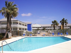 Piscine extérieure, parasols de plage, chaises longues