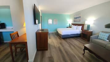 Standard Room, 1 King Bed, Pet Friendly | Skrivebord, blendingsgardiner, strykejern/-brett og wi-fi (inkludert)