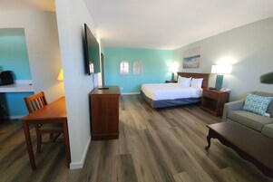 Escritorio, cortinas blackout y tabla de planchar con plancha 