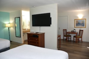 Standard Double Room, 2 Double Beds, Pet Friendly | مكتب وستائر تعتيم ومكواة/لوح كي وواي فاي مجانًا