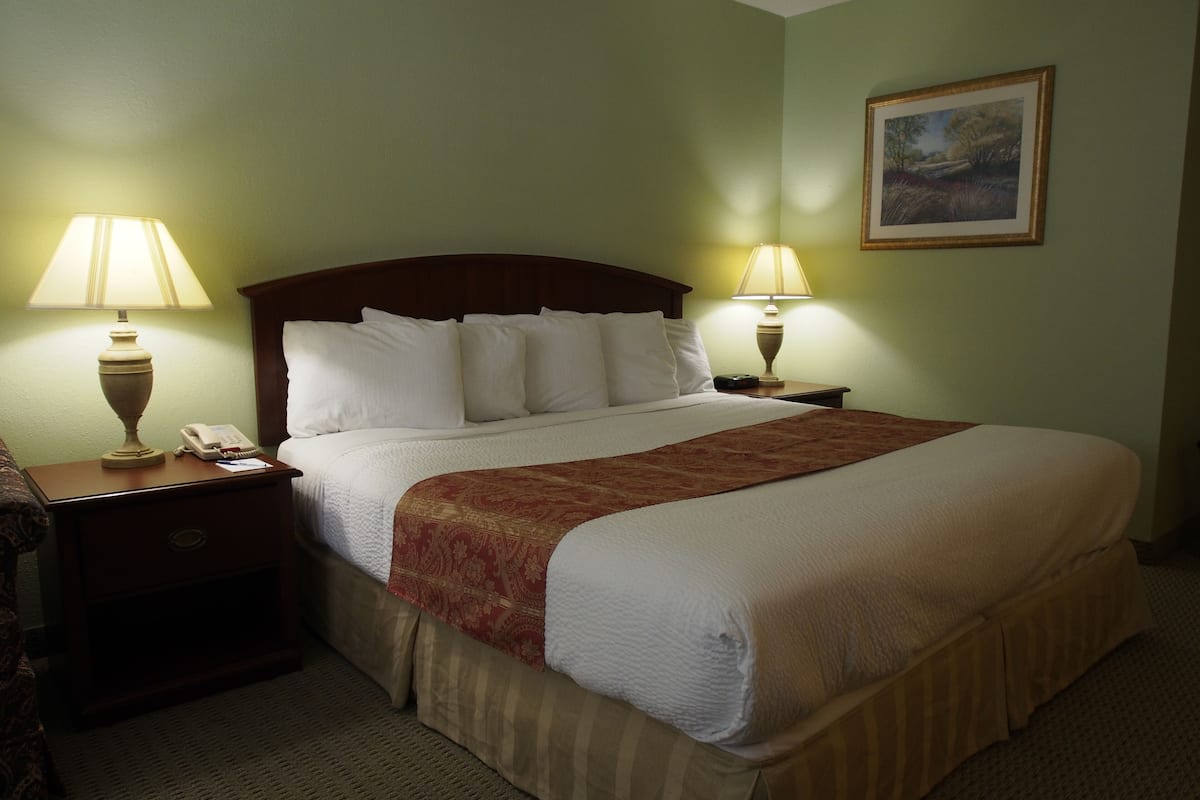 مكتب وستائر تعتيم ومكواة/لوح كي وواي فاي مجانًا