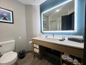 Deluxe Room, 1 King Bed, Non Smoking | Bathroom