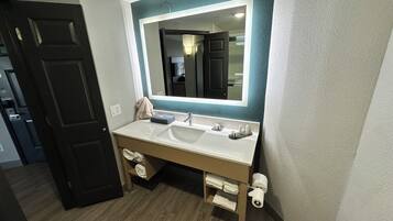 Chambre Deluxe, 1 très grand lit, non-fumeurs | Salle de bain | Ensemble douche/baignoire, articles de toilette écologiques