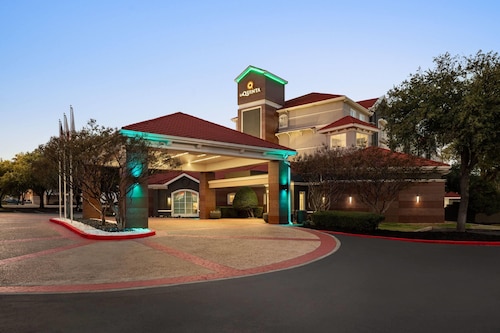 La Quinta Inn & Suites by Wyndham Dallas Arlington South