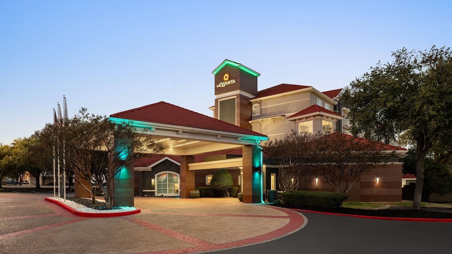 La Quinta Inn & Suites by Wyndham Dallas Arlington South