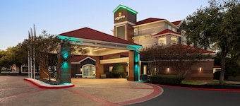 La Quinta Inn & Suites by Wyndham Dallas Arlington South