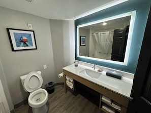 Deluxe Room, 2 Queen Beds, Non Smoking | Bathroom