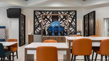 Café da manhã com buffet grátis todos os dias