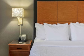 Roupas de cama premium, escrivaninha, espaço de trabalho para notebook