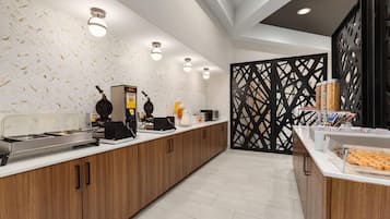 بوفيه فطور مجانًا يوميًا