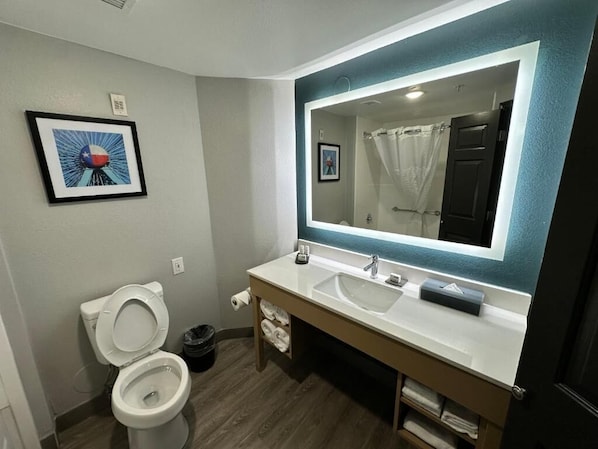 Bathroom - La Quinta Inn & Suites by Wyndham Dallas Arlington South (Arlington)