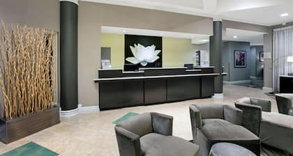 La Quinta Inn & Suites by Wyndham Dallas Arlington South