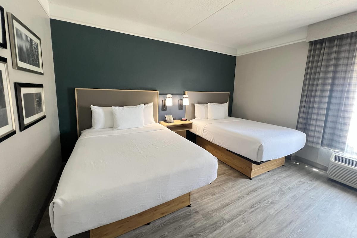 Habitación Deluxe, 2 camas Queen size, para no fumadores | Ropa de cama de alta calidad y escritorio