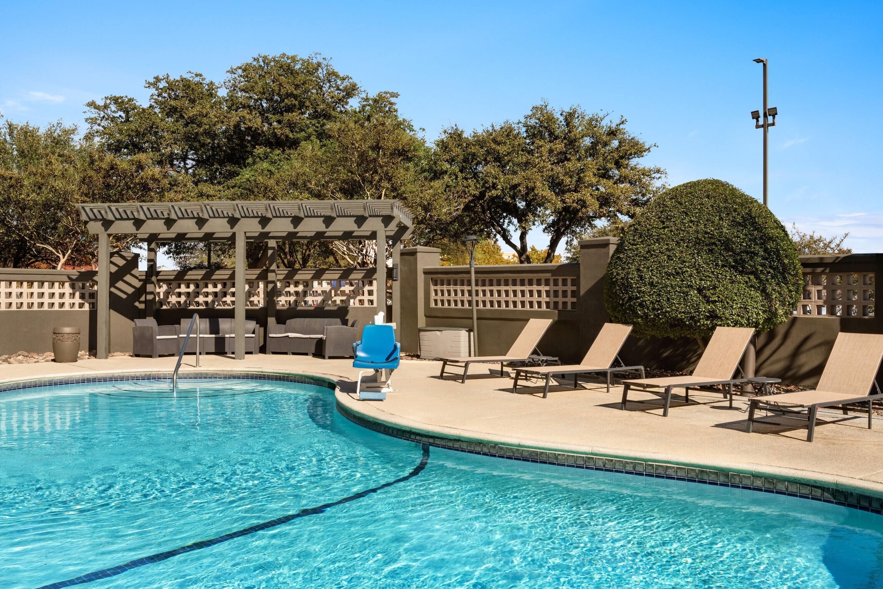 Piscine extérieure, chaises longues