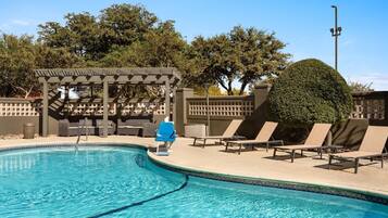 Piscine extérieure, chaises longues