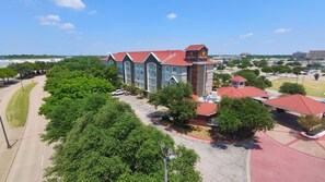 Exterior - La Quinta Inn & Suites by Wyndham Dallas Arlington South (Arlington)