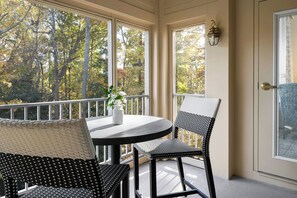 Premium bedding, in-room safe, laptop workspace, blackout curtains - Marriott's Manor Club at Ford's Colony (Williamsburg)