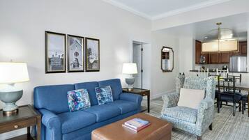 Villa, 2 soverom | Oppholdsområde | En 32-tommers Flatskjerm-TV med kabel-kanaler samt TV og Netflix