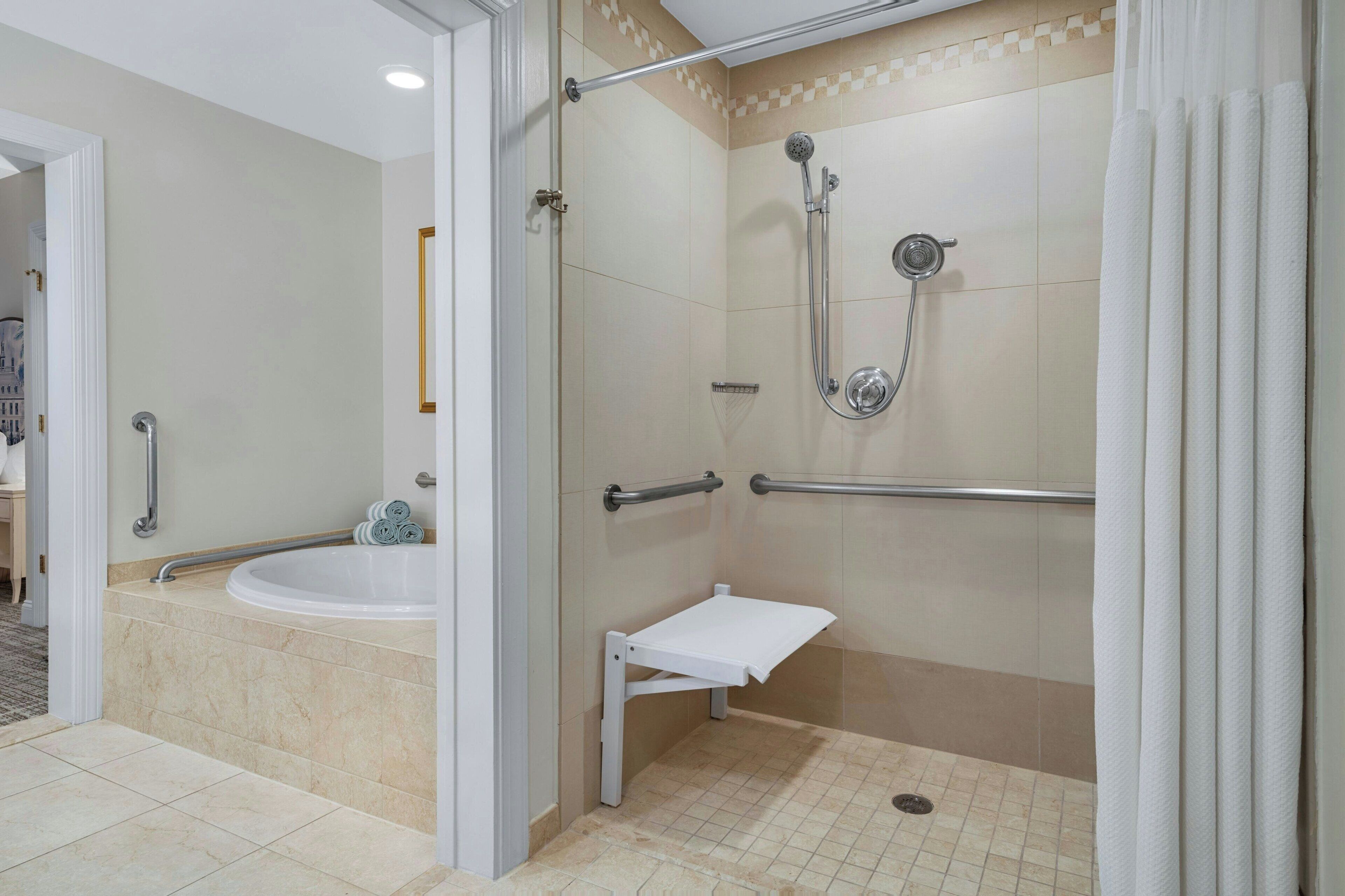 Un baño con ducha, bañera y retrete.