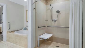 Un baño con ducha, bañera y retrete.