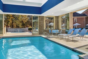 Piscina interna, 2 piscinas externas, guarda-sóis, espreguiçadeiras