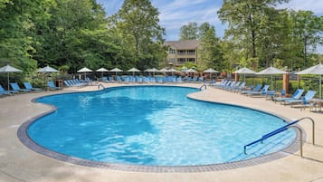 Innendørsbasseng,2 utendørsbassenger, bassengparasoller og solsenger