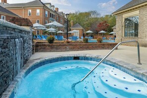Outdoor spa tub - Marriott's Manor Club at Ford's Colony (Williamsburg)