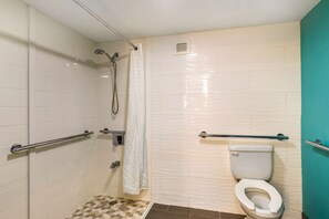 Combined shower/bathtub, free toiletries, hair dryer, towels