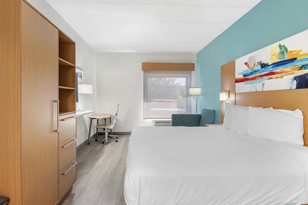 Standard Room, 1 King Bed, Non Smoking, Refrigerator & Microwave | Desk, laptop workspace, blackout drapes, iron/ironing board
