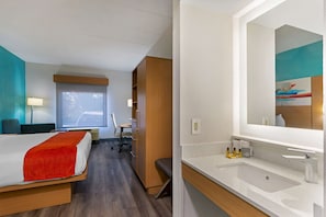 Desk, laptop workspace, blackout drapes, iron/ironing board - Best Western PLUS Executive Hotel (Richmond)