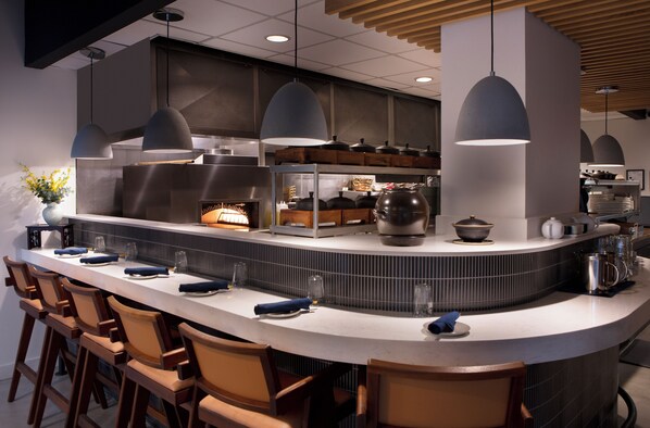 2 restaurantes, se sirve desayuno 