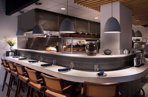 2 restaurants, breakfast served