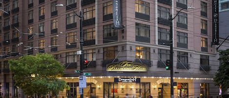 Fachada da propriedade à noite