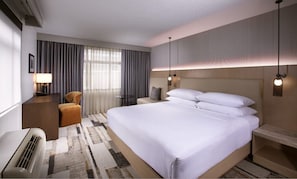 Signature kamer, 1 kingsize bed, op de hoek | 1 slaapkamer, luxe beddengoed, een kluis op de kamer