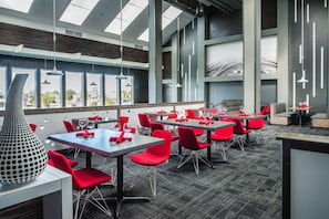 Middag serveres, lokale retter